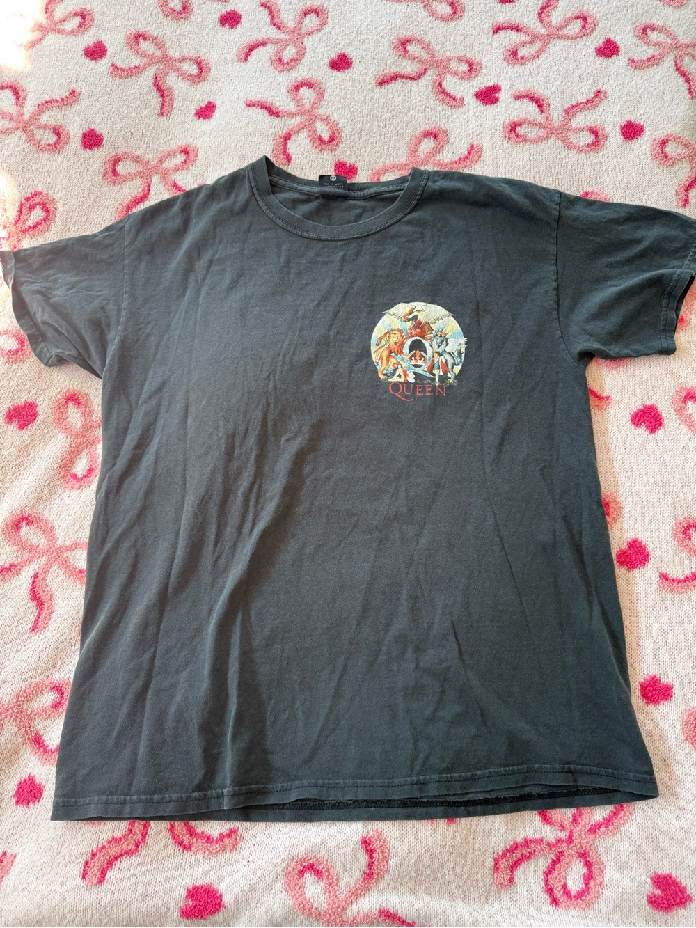 URBAN OUTFITTERS QUEEN BAND TEE